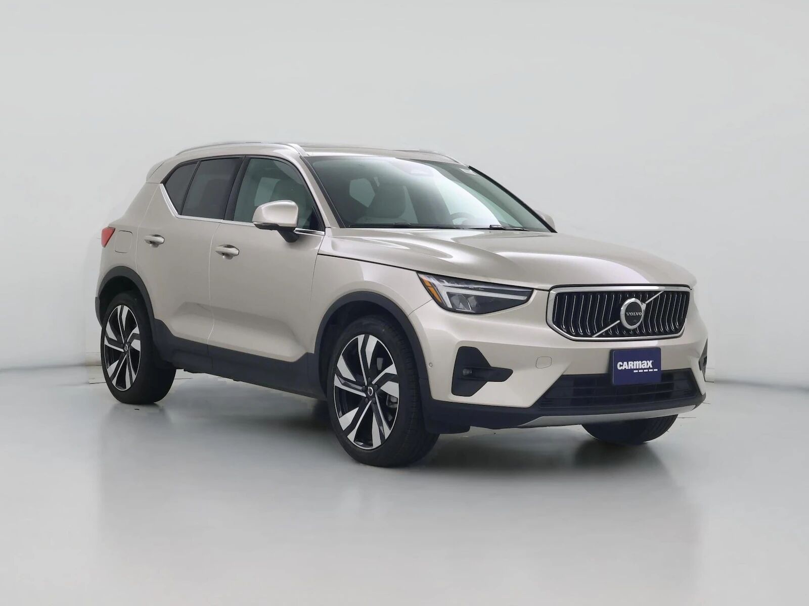 2023 VOLVO XC40