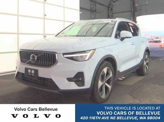 2025 VOLVO XC40