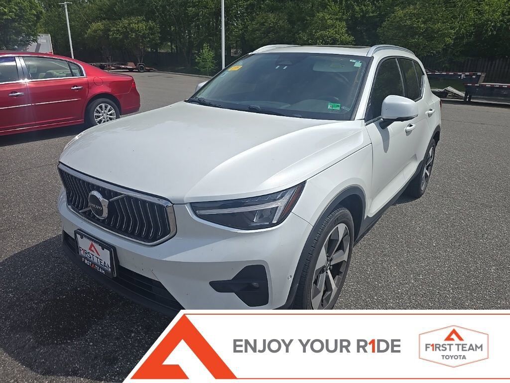 2023 VOLVO XC40