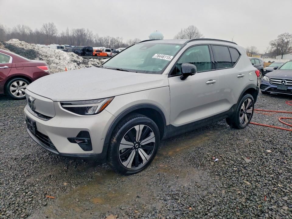 2023 VOLVO XC40