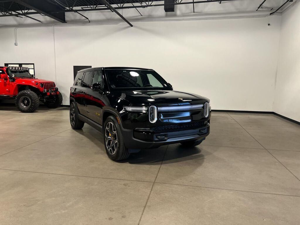 2025 RIVIAN R1S
