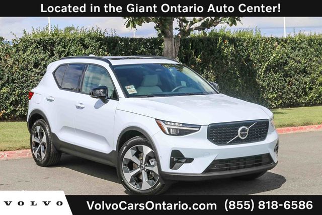 2026 VOLVO XC40