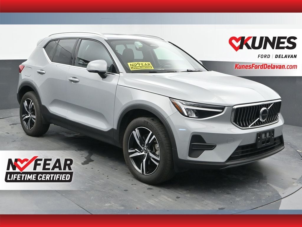 2025 VOLVO XC40