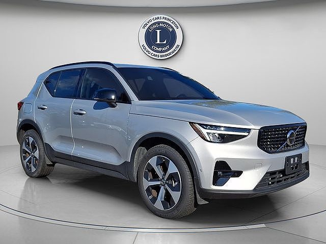 2025 VOLVO XC40