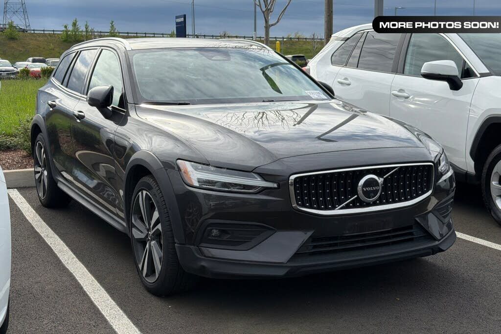 2025 VOLVO V60CC