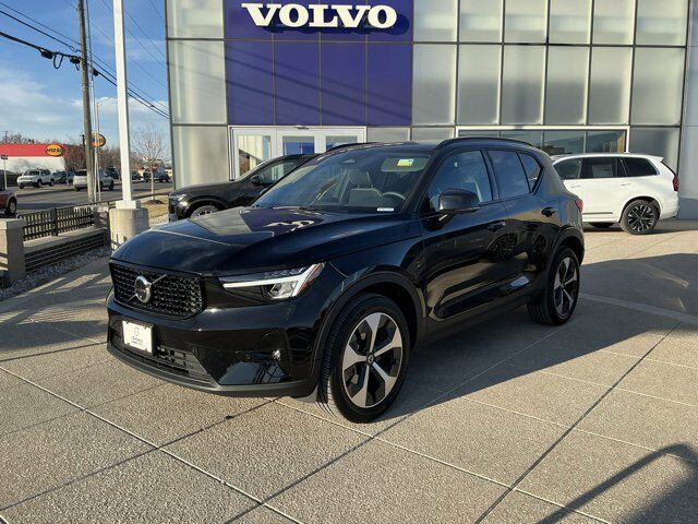 2025 VOLVO XC40