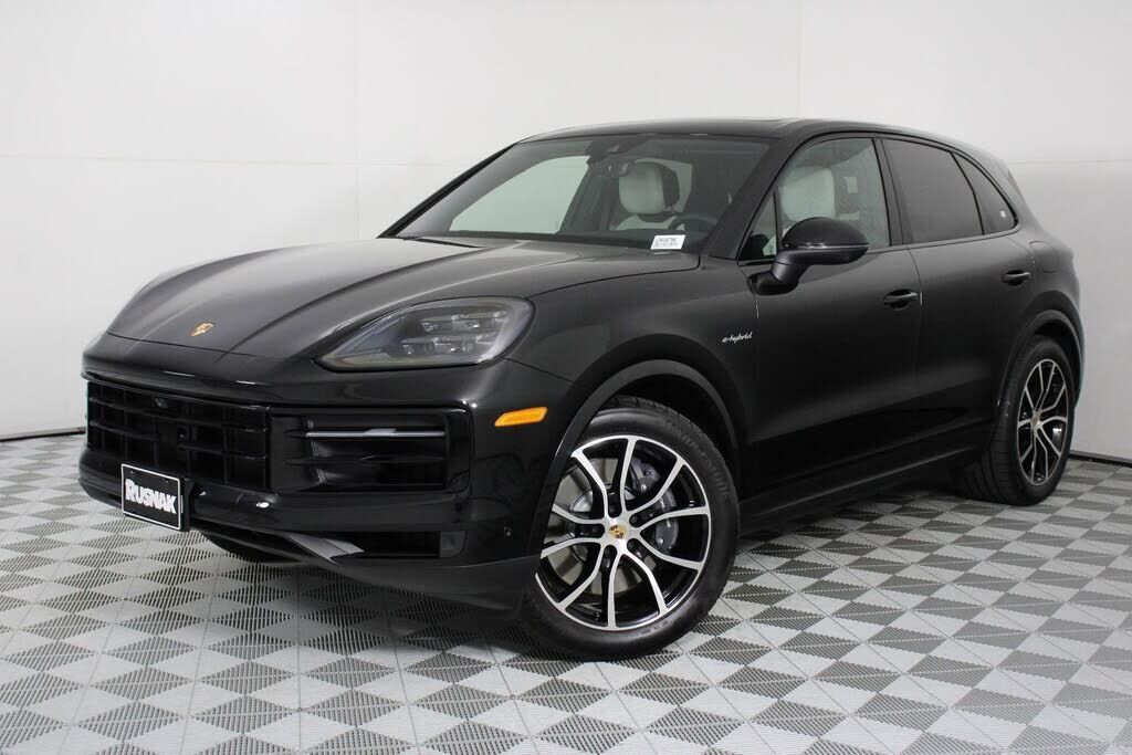 2025 PORSCHE Cayenne