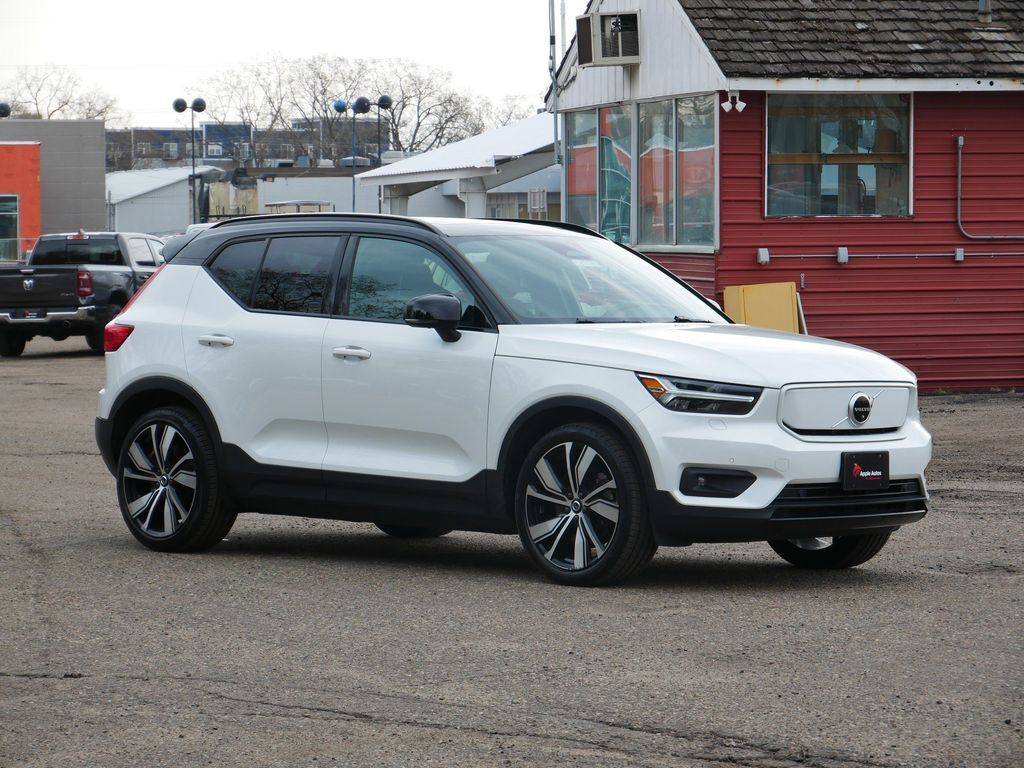 2021 VOLVO XC40