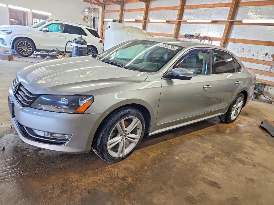 2013 VOLKSWAGEN Passat