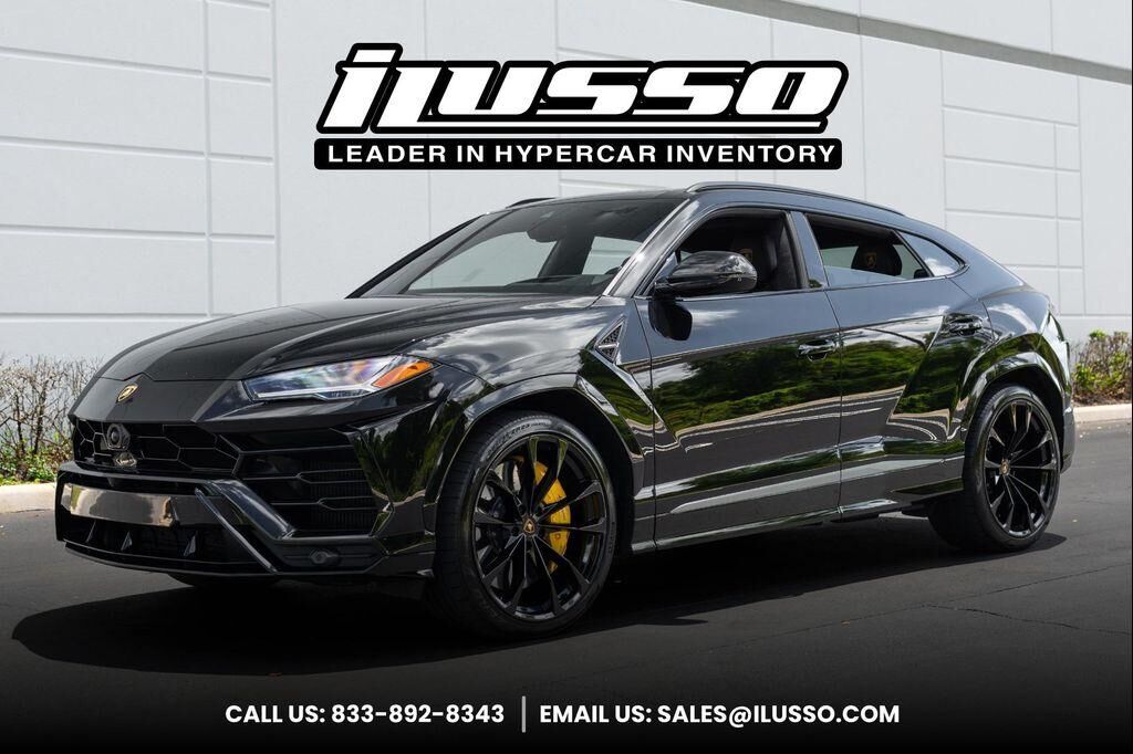 2022 LAMBORGHINI URUS