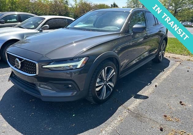 2023 VOLVO V60CC