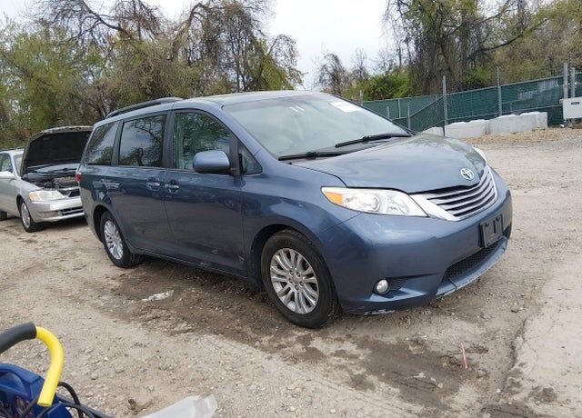 2017 TOYOTA Sienna