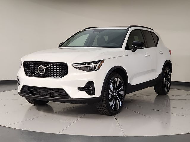 2026 VOLVO XC40