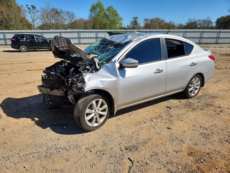 2015 NISSAN Versa