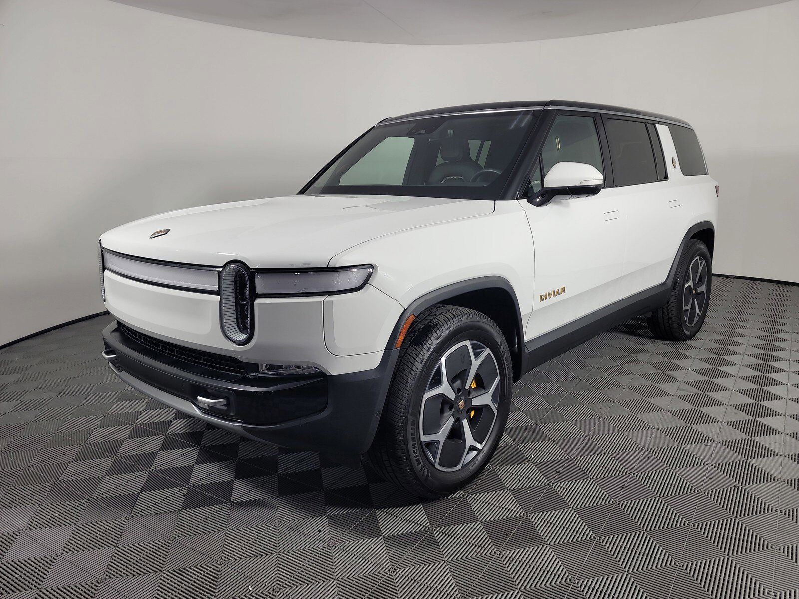 2024 RIVIAN R1S