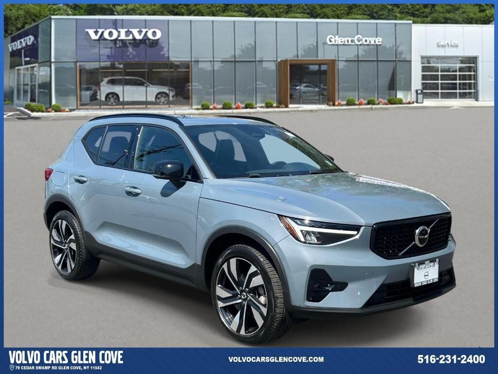 2023 VOLVO XC40