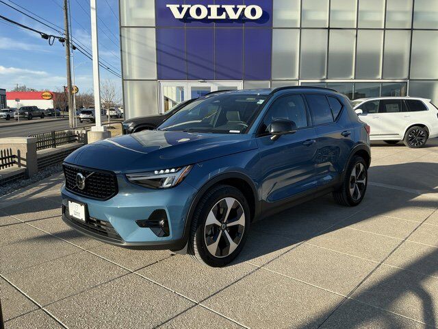 2025 VOLVO XC40