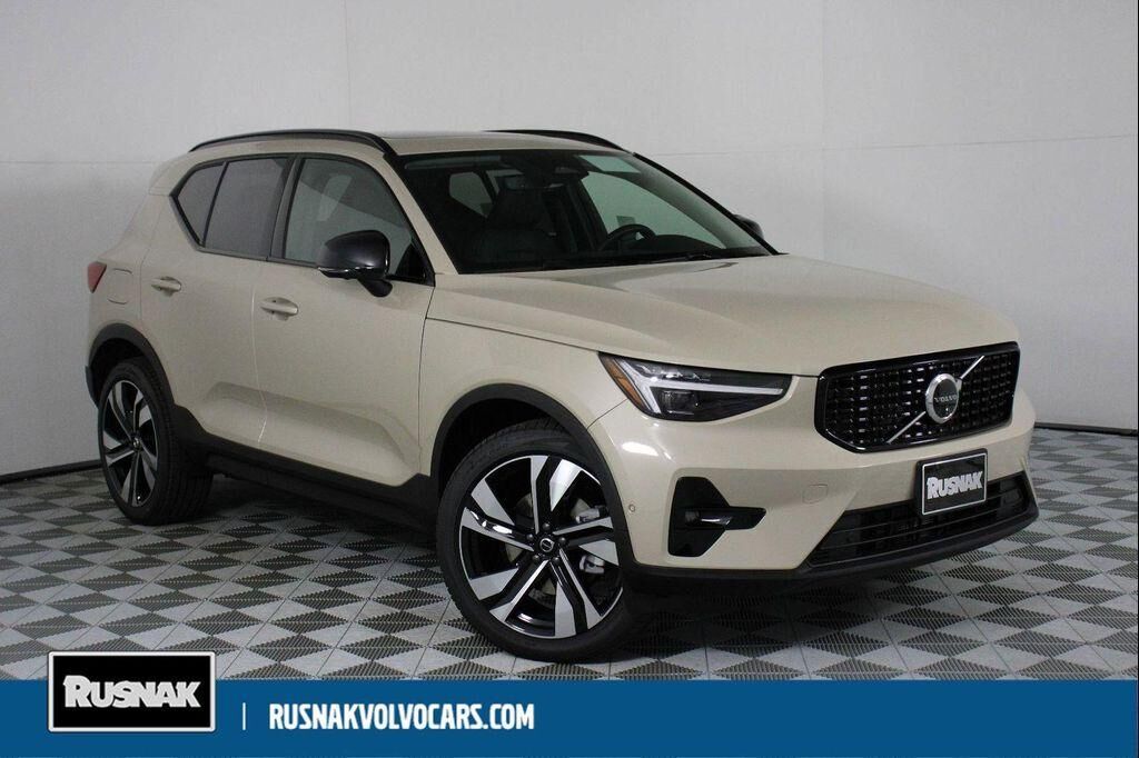 2026 VOLVO XC40