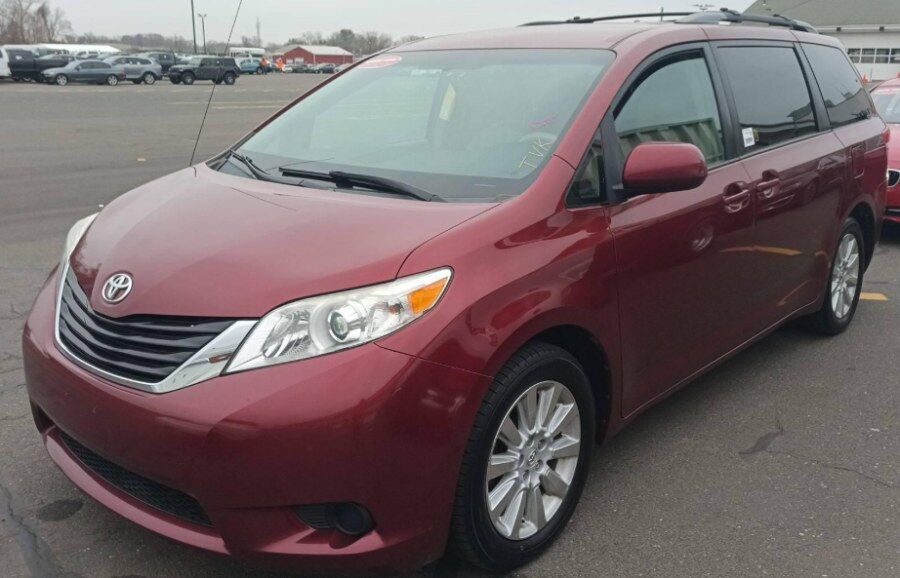 2011 TOYOTA Sienna