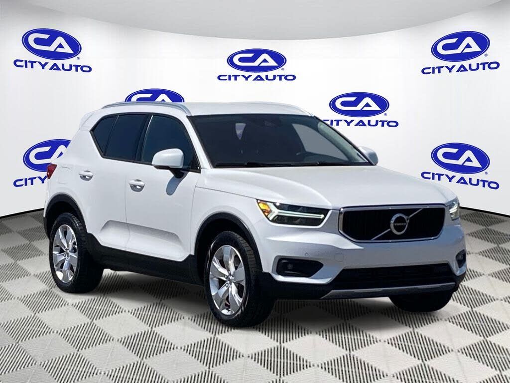 2022 VOLVO XC40