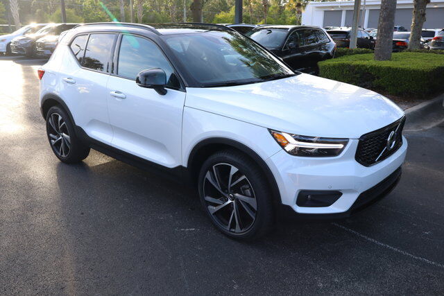 2022 VOLVO XC40