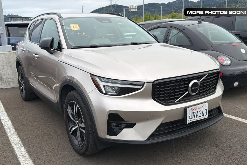 2023 VOLVO XC40