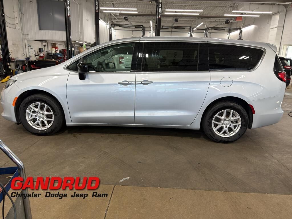 2024 CHRYSLER Voyager