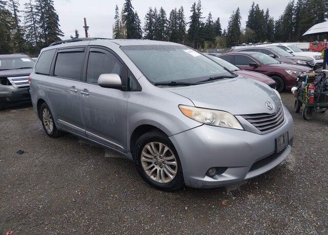 2011 TOYOTA Sienna