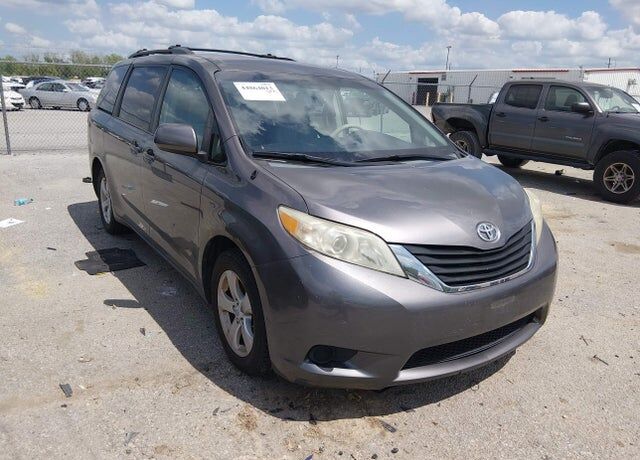 2011 TOYOTA Sienna