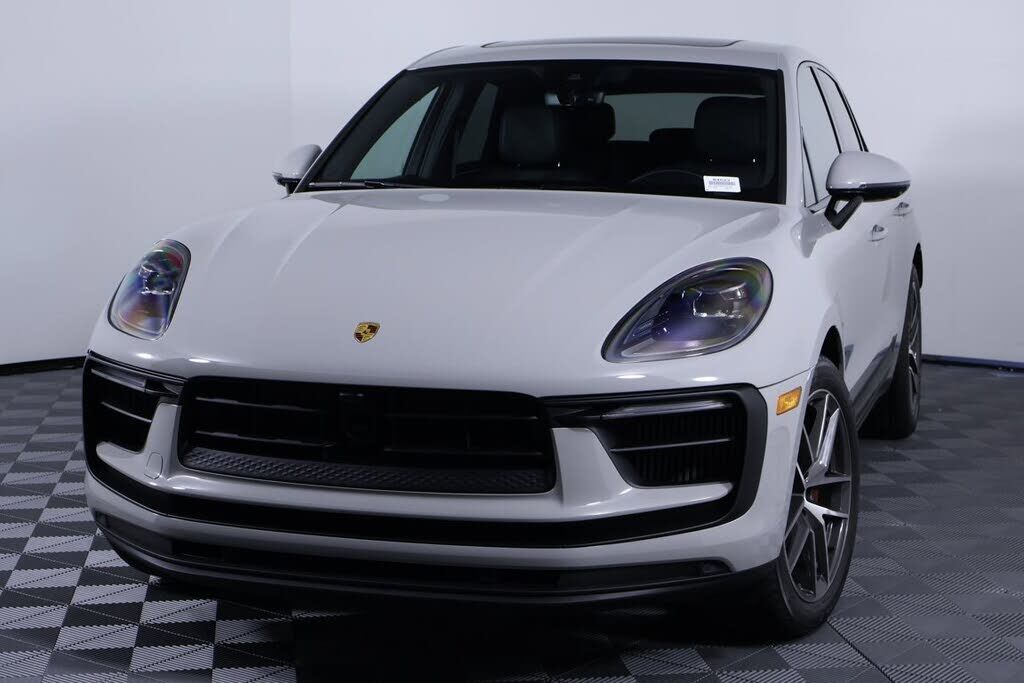 2026 PORSCHE Macan