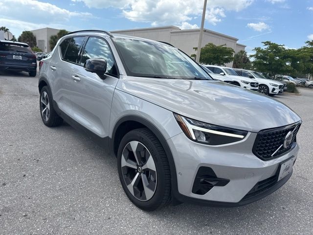 2025 VOLVO XC40