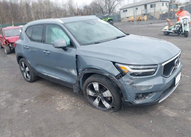 2022 VOLVO XC40