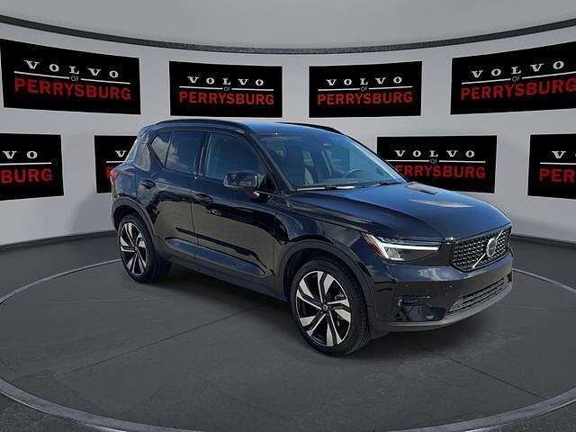2023 VOLVO XC40