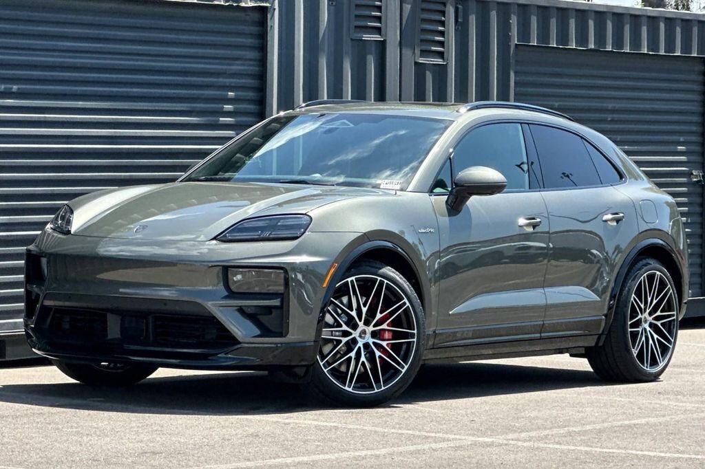 2026 PORSCHE Macan