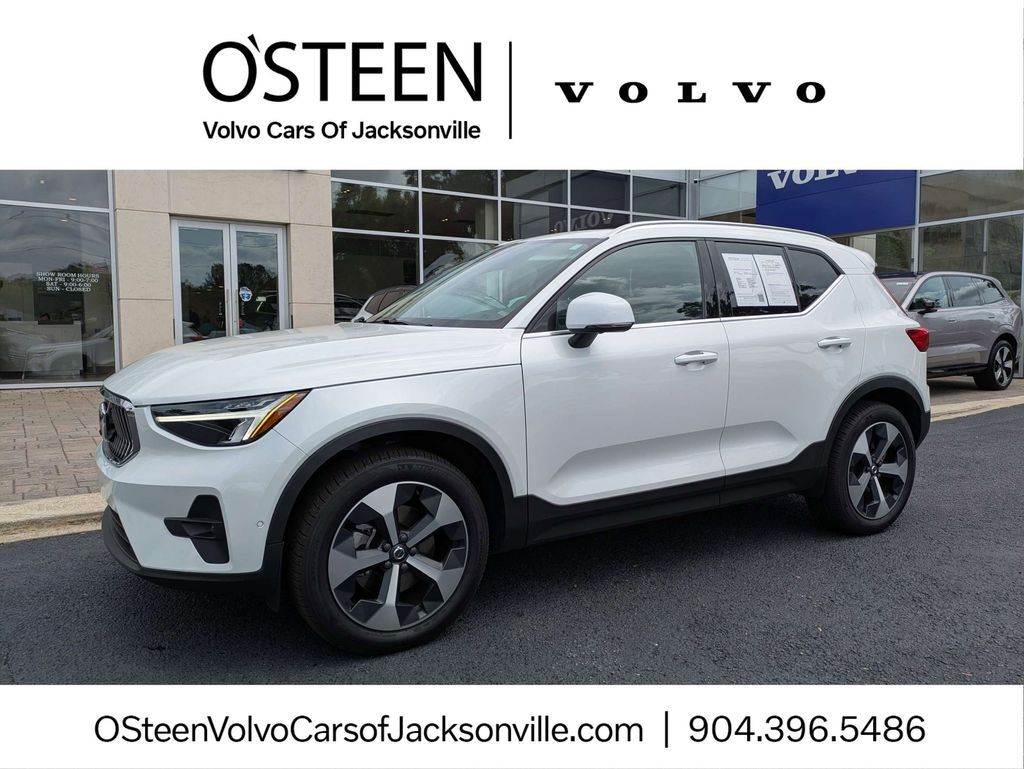 2023 VOLVO XC40
