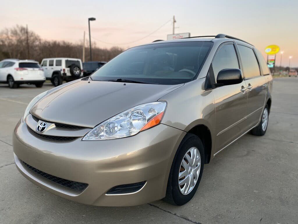 2010 TOYOTA Sienna