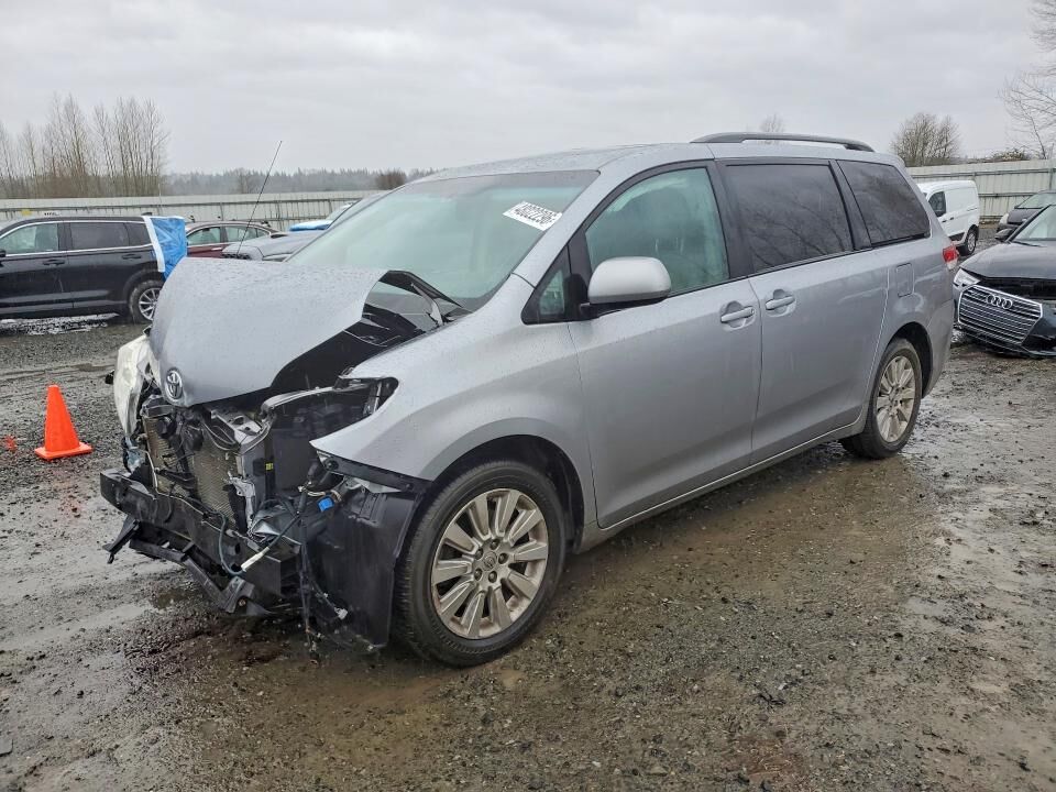 2012 TOYOTA Sienna
