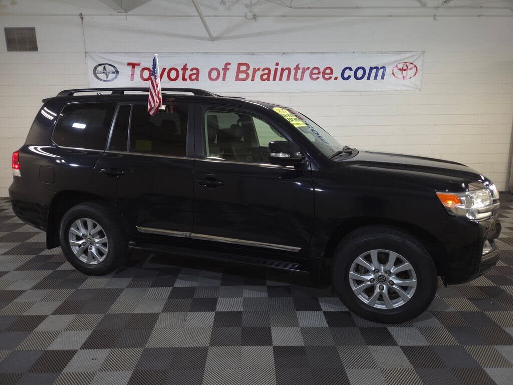 2017 TOYOTA Land Cruiser