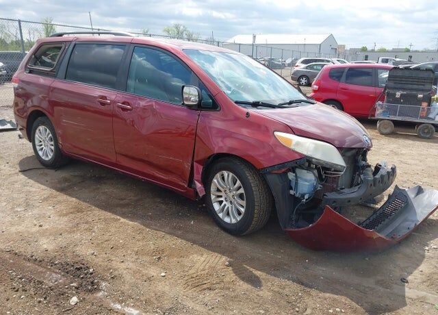 2011 TOYOTA Sienna