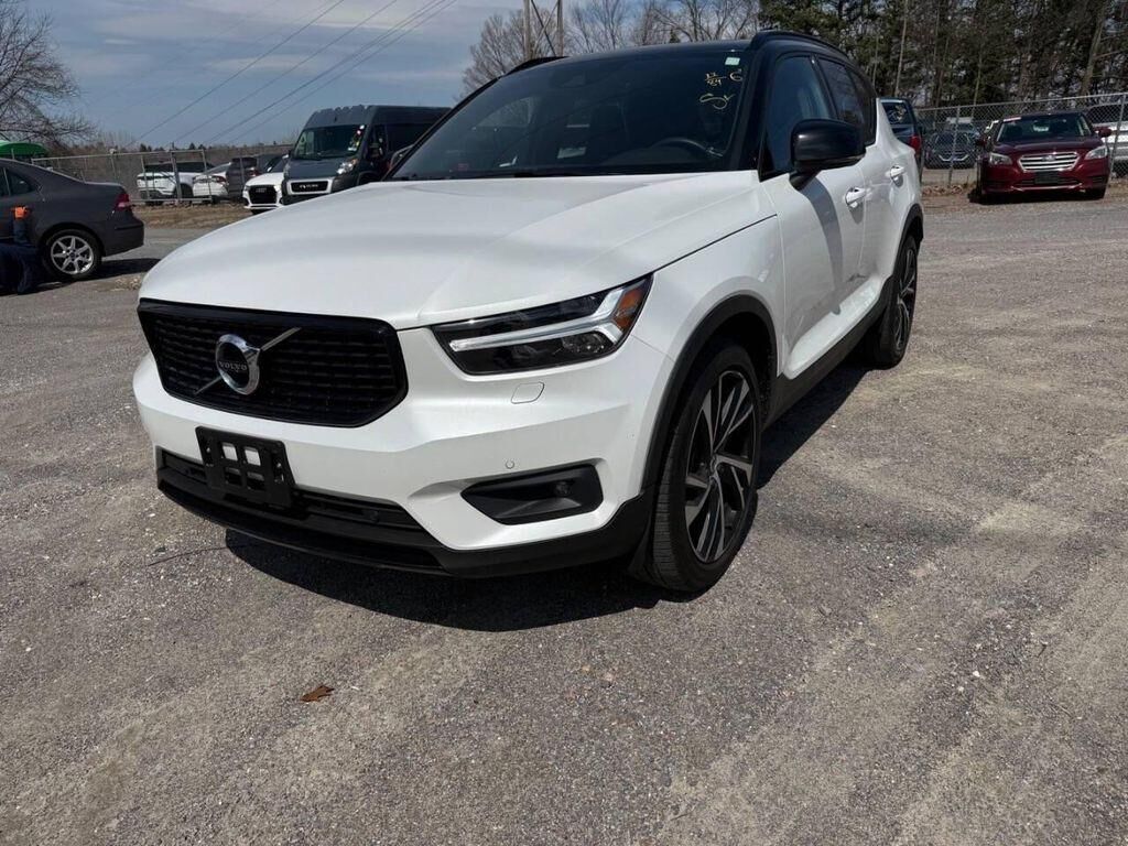 2022 VOLVO XC40