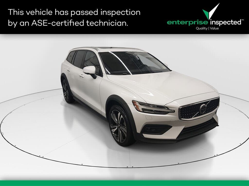 2025 VOLVO V60CC
