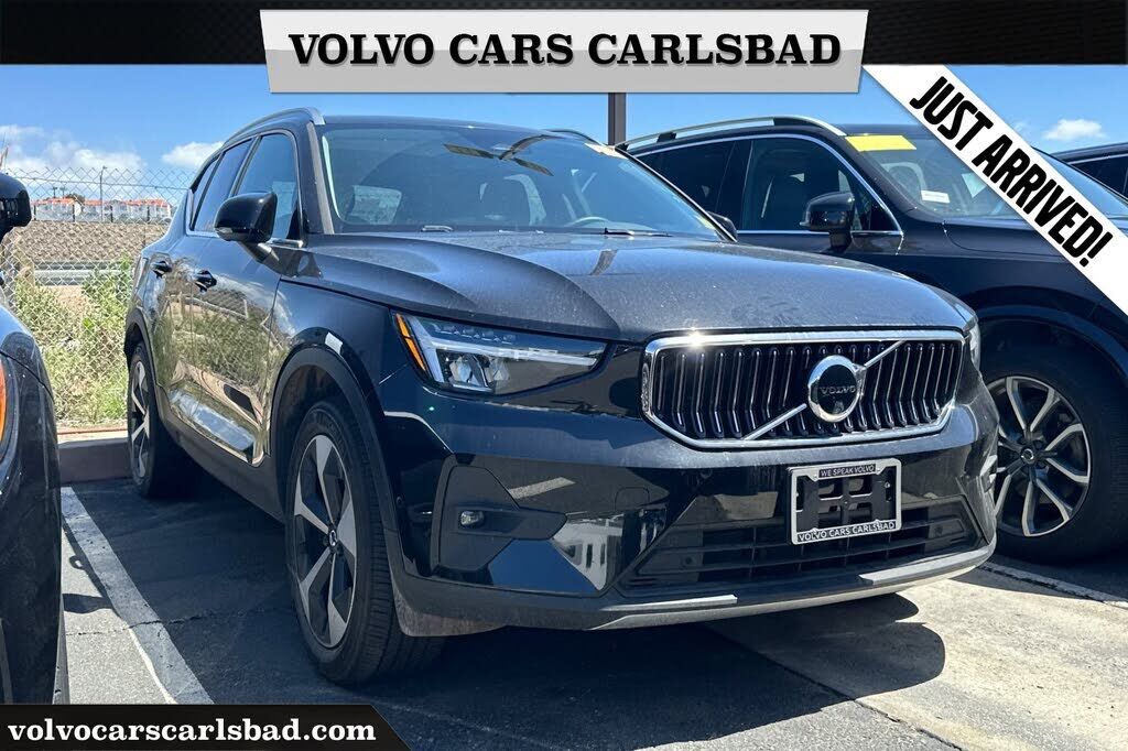2025 VOLVO XC40