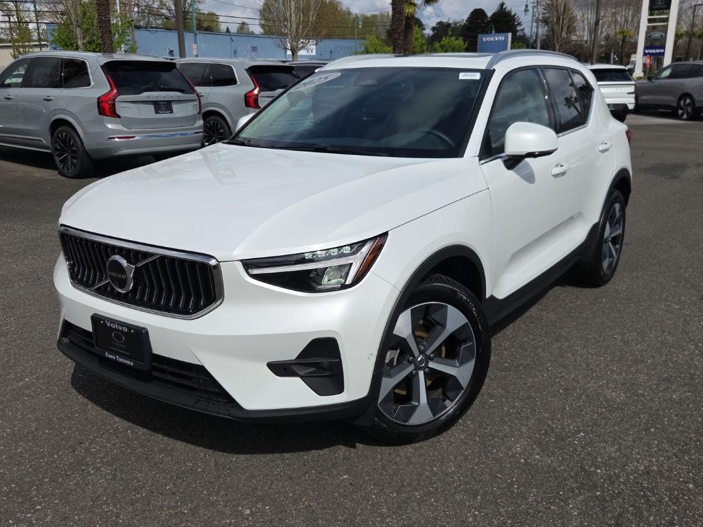 2025 VOLVO XC40
