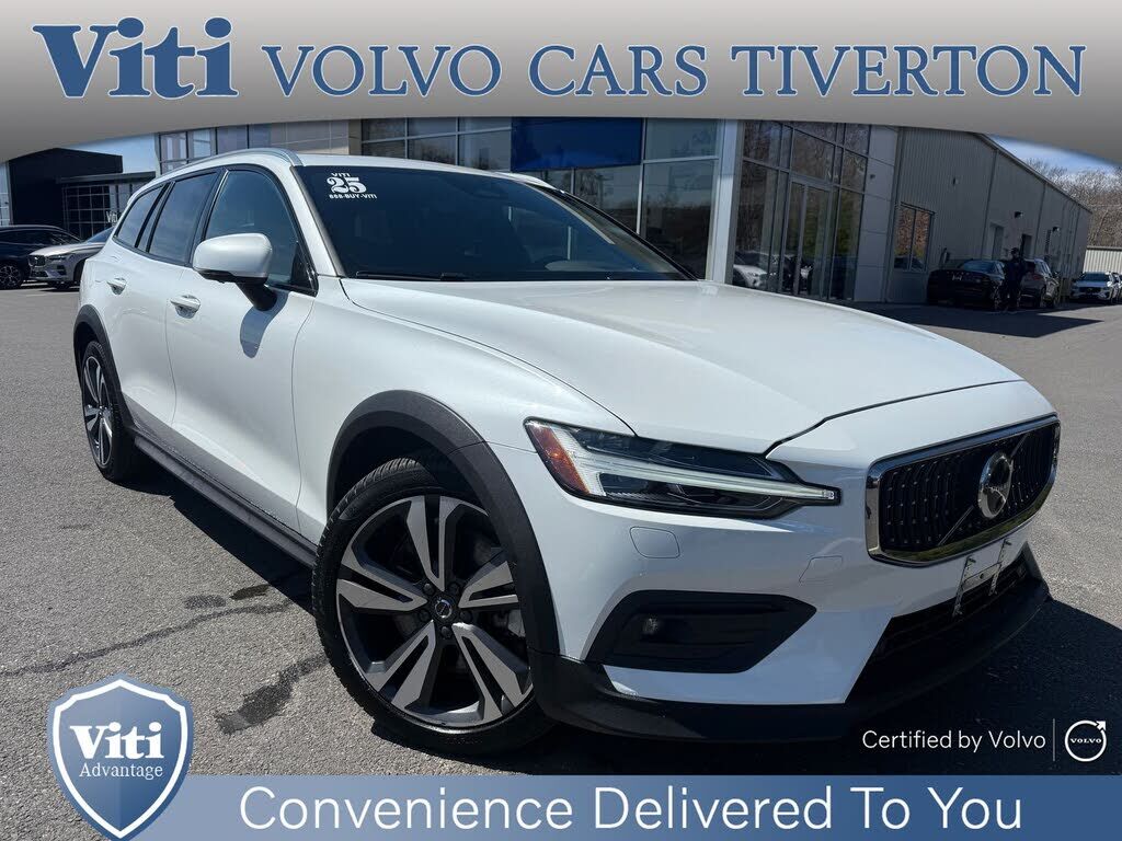 2025 VOLVO V60CC