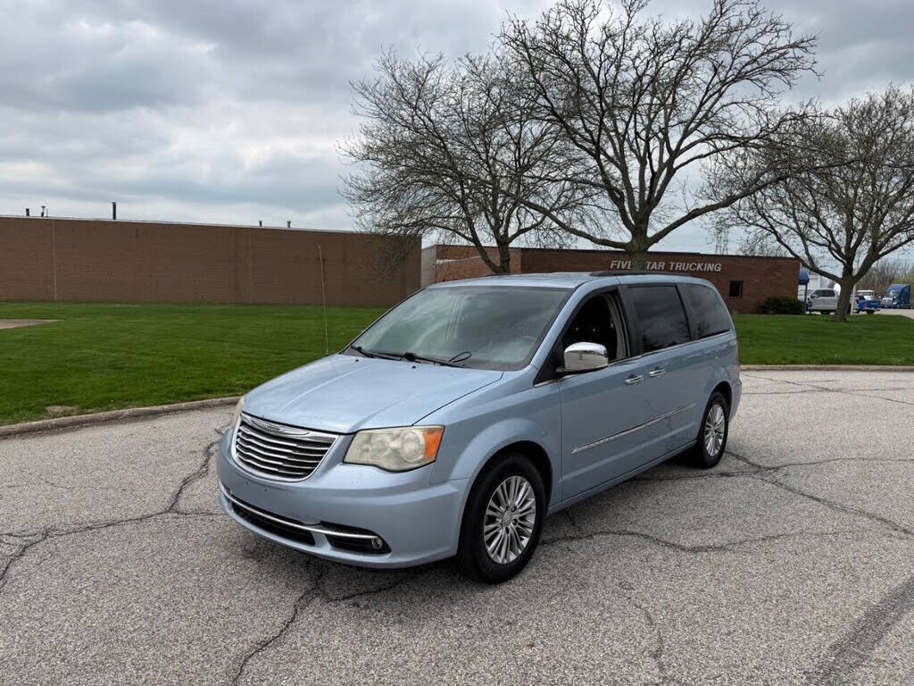 2013 CHRYSLER Town and Country