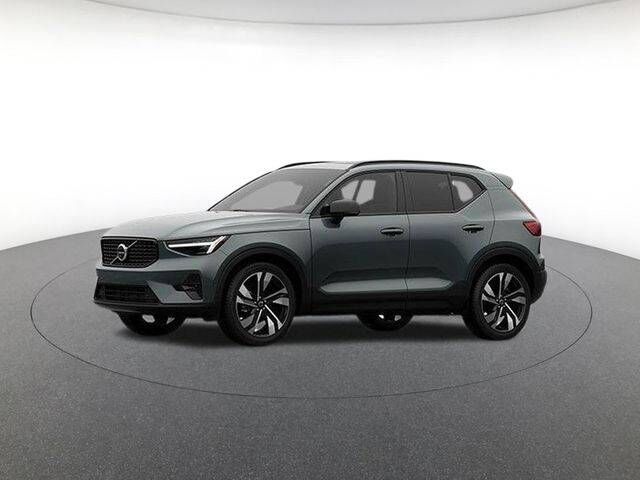 2026 VOLVO XC40