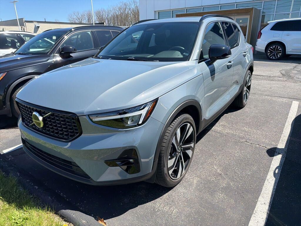 2023 VOLVO XC40