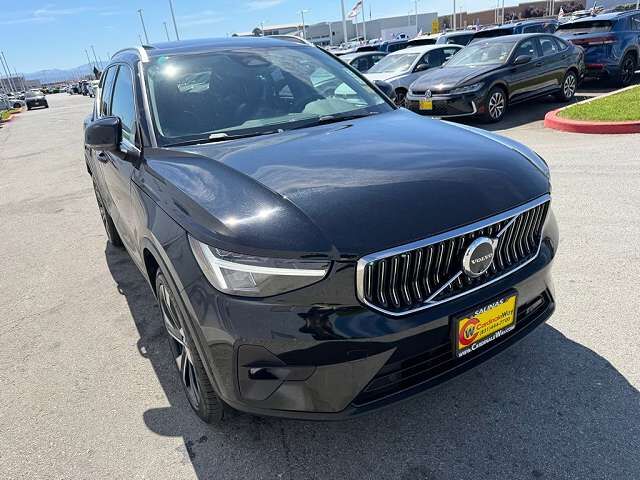 2025 VOLVO XC40