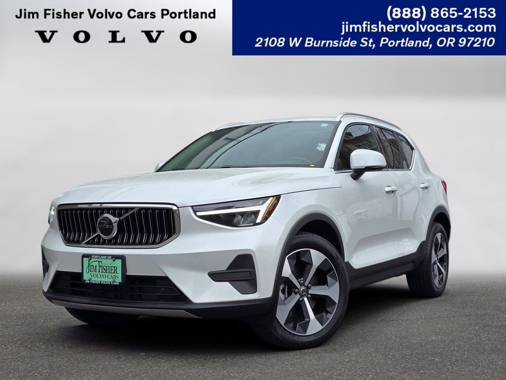 2025 VOLVO XC40