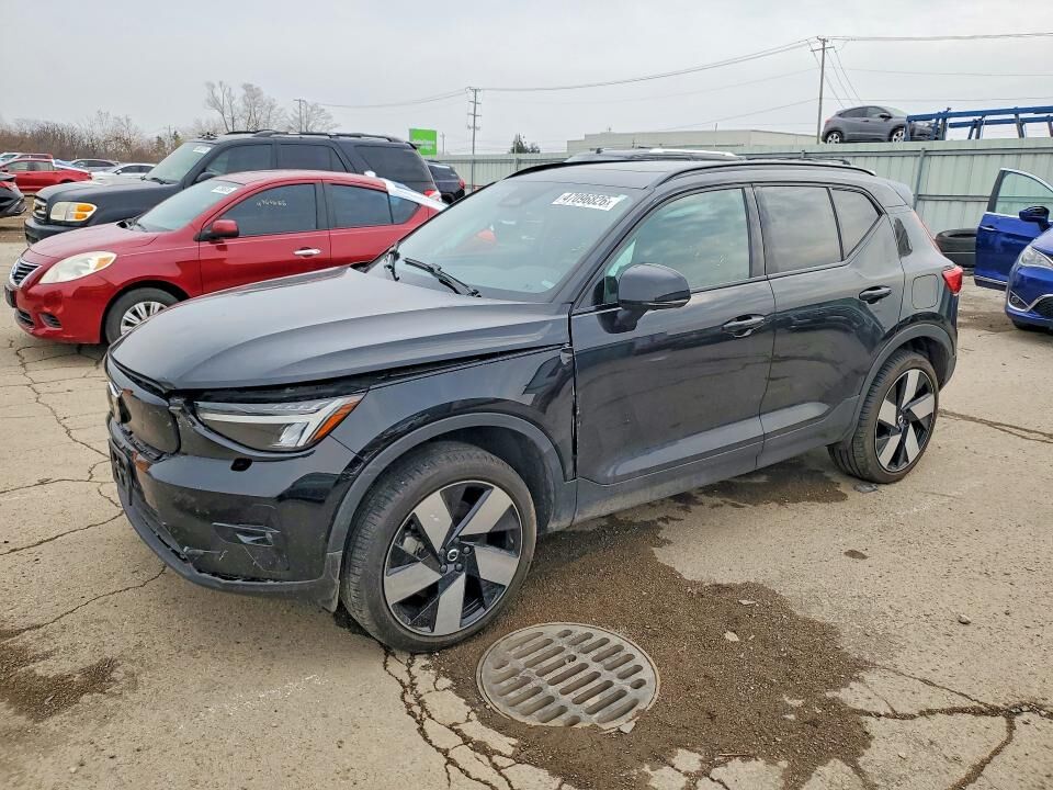 2023 VOLVO XC40
